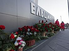 Свердловские чиновники возложили цветы к памятнику Бориса Ельцина