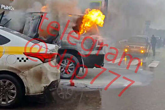 В Москве сняли на видео охваченный пламенем Toyota Land Cruiser на парковке ТЦ