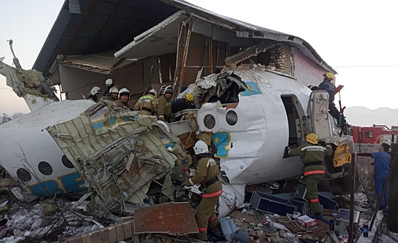 «Снят с производства, 18 происшествий»: что известно о самолете, разбившемся в Казахстане