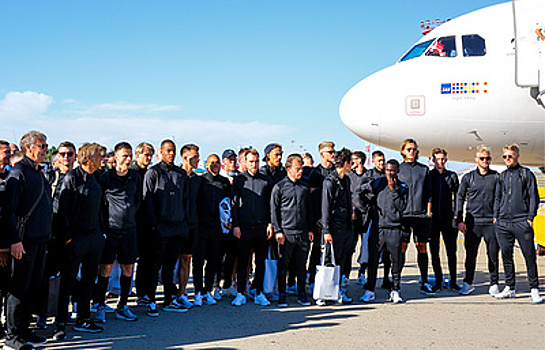 Футболистов сборной Дании в Анапе встретили казачьими песнями под гармонь