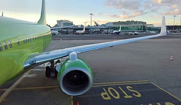 Пассажирка сорвала рейс, случайно открыв аварийный выход самолета