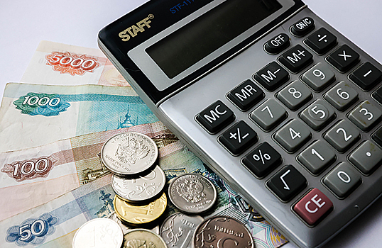 Рубль укрепляется к доллару и евро