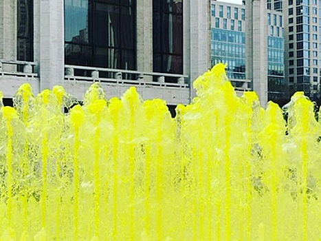 Шутники подсыпали желтый краситель в главный фонтан Нью-Йорка