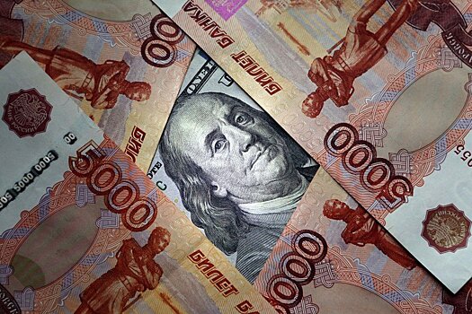 Курс рубля вступил на путь к 70-ти за доллар