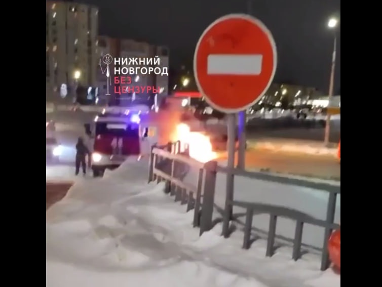 Автомобиль загорелся у ТРЦ «Седьмое небо» в Нижнем Новгороде