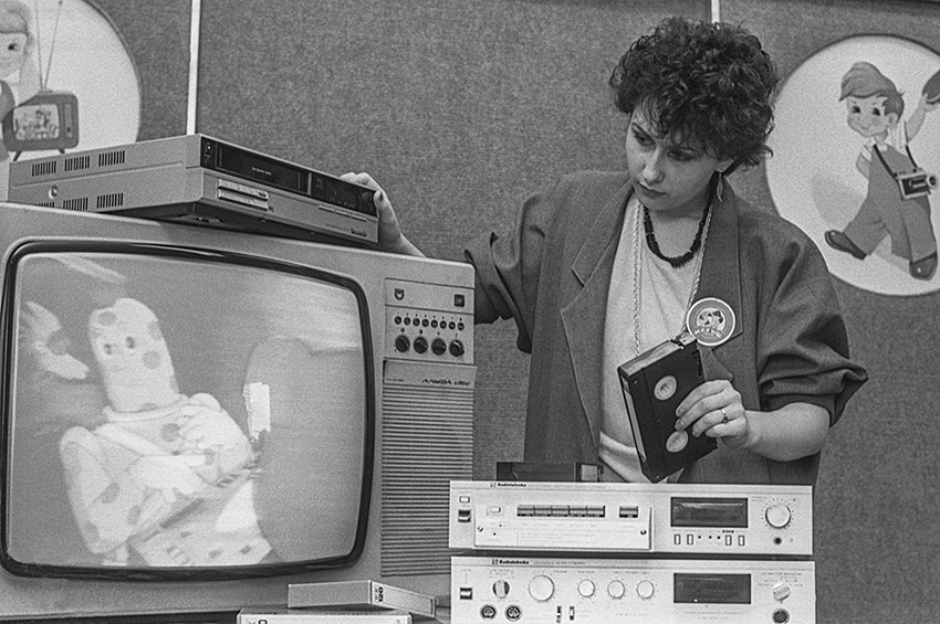 «Видик» был настоящим сокровищем. Имелись видеомагнитофоны далеко не у всех, поэтому появились так называемые видеосалоны — небольшие залы, где можно было посмотреть кино, в том числе зарубежное. Свой «видик», как правило, был у тех, кому посчастливилось съездить за границу. За отечественным видеомагнитофоном «Электроника ВМ-12» выстраивались многолетние очереди