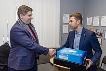 Екатеринбургский депутат Алексей Вихарев подарил военному госпиталю уникальный аппарат