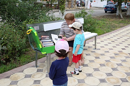 В Махачкале установили литературную скамейку