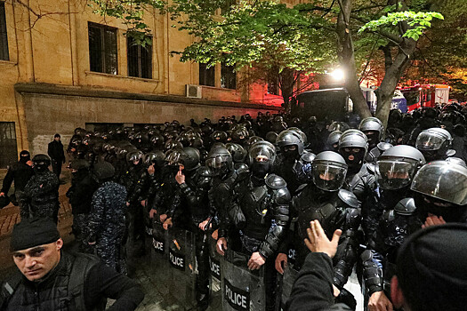 Грузинские полицейские применили перцовый газ против митингующих в Тбилиси
