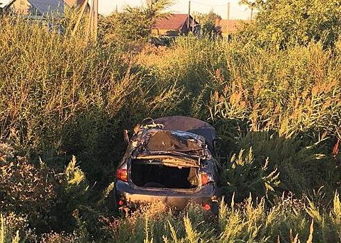 Улетел в камыши: под Самарой водитель Toyota снес дорожный знак и перевернулся