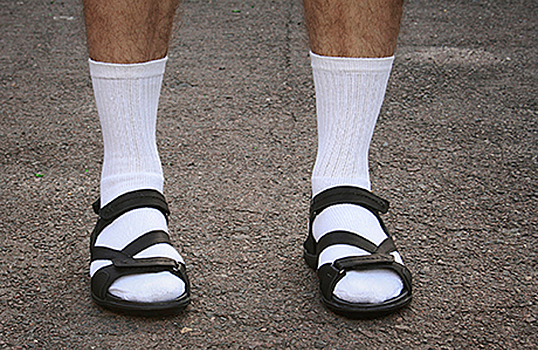 Преступление против моды: носки со сланцами — в тренде