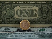 Евро коррекционно снижается к доллару