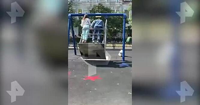Мальчик получил страшный перелом после падения качелей в центре Москвы