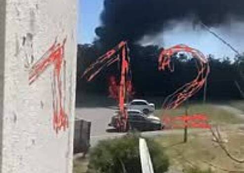 Полыхающая машина начштаба российской воинской части попала на видео