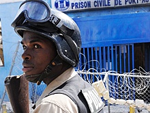 Gazette Haiti: напавшие на главную тюрьму Гаити банды освободили заключенных