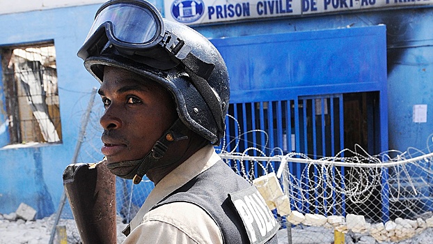 Gazette Haiti: напавшие на главную тюрьму Гаити банды освободили заключенных