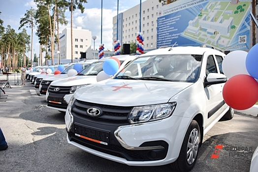 Отечественные ВАЗы выстроили в цветах госфлага России в честь юбилея машинного производства