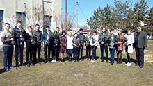 В Саратовской области у школы высадили новую еловую аллею