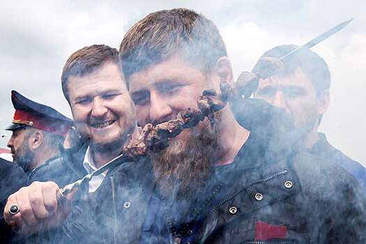 Кадыров ест шашлык только в компании
