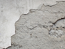 Омичи из дома, которому грозило обрушение, жалуются на холод в квартирах: в минус и снегопад в подъезде ...