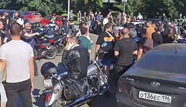 Появилось видео с места сходки сотен байкеров в центре столицы российского региона