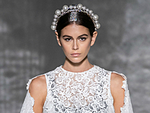 Кайя Гербер в диадеме из жемчуга, гигантские банты и платье из резиновой бахромы: Givenchy показал новую коллекцию Haute Couture
