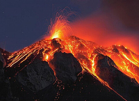 Дальневосточники пожарили сосиски на раскалённой лаве