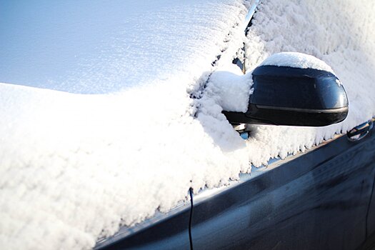 Автоэксперт посоветовал добиваться компенсации ущерба при повреждении машины сосульками