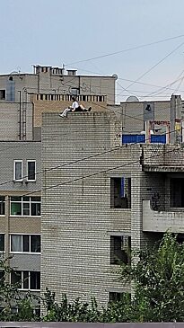 Жительница Саратова заметила на крыше сидящих в обнимку подростков