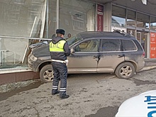В Первоуральске женщина на авто врезалась в магазин на первом этаже жилого дома
