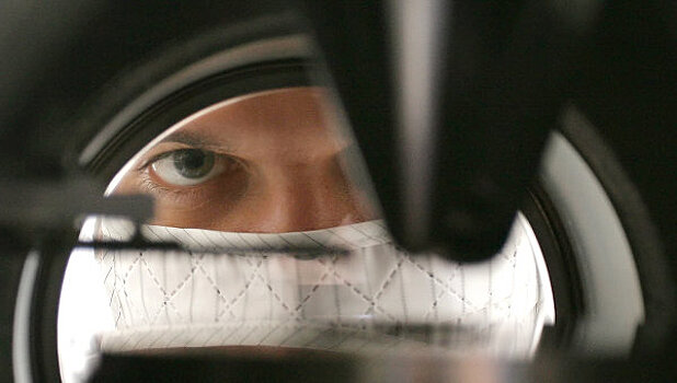 Физики МГУ исследовали движение частиц Януса в электрическом поле