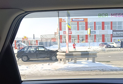 Два автомобиля столкнулись рядом с ТЦ в Новокузнецке