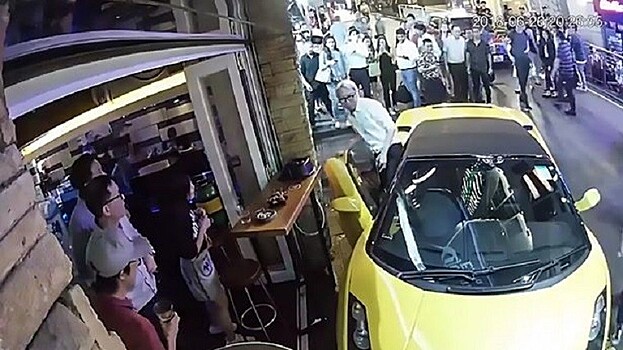 Видео: совершенно пустая Lamborghini перепугала посетителей американского бара