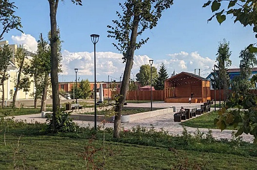 В Рузаевке благоустроили старый сквер в рамках нацпроекта, горожан радуют сцена, детская площадка и деревья