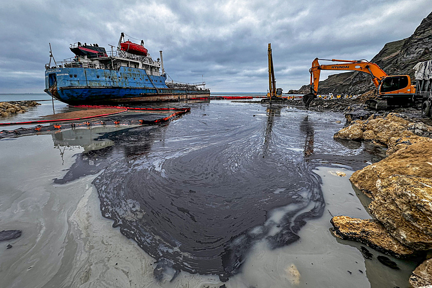 Работы по сбору нефтепродуктов около севшего на мель после крушения танкера "Волгонефть-239", январь 2025 года