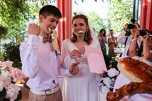 Для экономии россиянам посоветовали проводить свадьбы в будни