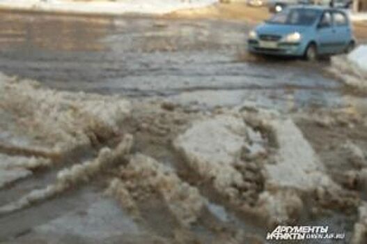 В центре Оренбурга продолжается ликвидация коммунальной аварии