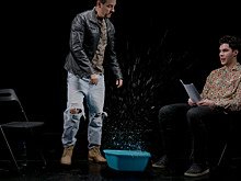 Вышел из себя! Стас Ярушин швырнул таз с водой в ведущего и покинул площадку