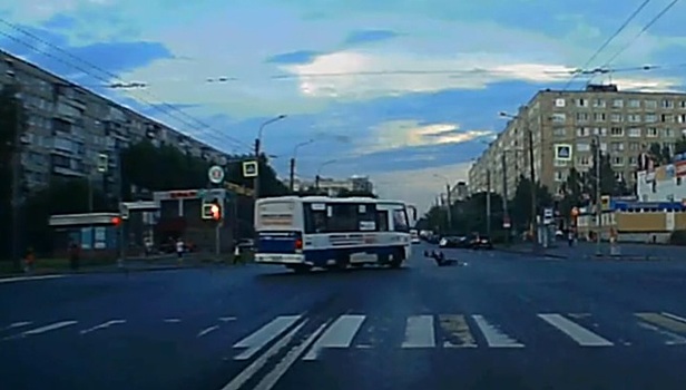 Маршрутка сбила девушку на велосипеде в Петербурге. Видео