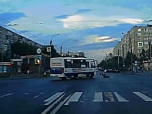 Маршрутка сбила девушку на велосипеде в Петербурге. Видео