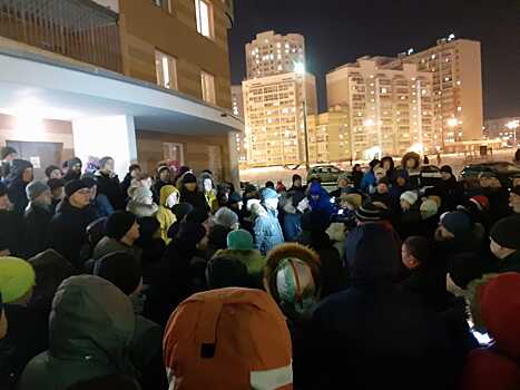 «Не хотим кормить криминал»: на Эльмаше 80 человек вышли на митинг против платной парковки