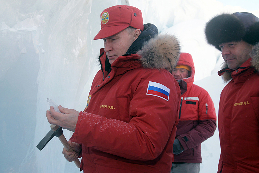 Президент Владимир Путин и премьер-министр Дмитрий Медведев находятся с рабочей поездкой в Архангельской области. Российский лидер посетил ледяную пещеру, где собственноручно высек из ледника несколько осколков для научных исследований. Путин и Медведев на Земле Франца-Иосифа - в нашей фотогалерее