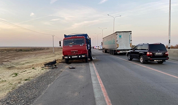 В лобовом ДТП с КамАЗом под Волгоградом пострадали два человека