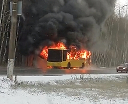 Горящий автобус попал на видео в Петербурге