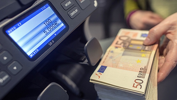 Российские банки перестают открывать счета и вклады в валюте