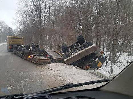 Под Гвардейском экскаватор упал с тягача в кювет