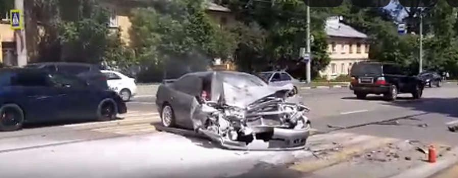 «Рено Дастер» влетел в «Субару» и автобус на улице Бекетова