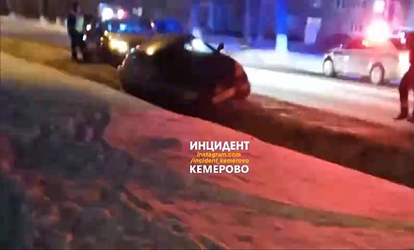 Автомобиль съехал с дороги в Кемерове