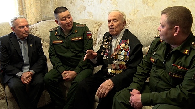Офицеры ЦВО поздравили ветерана Михаила Асанова с Днем защитника Отечества