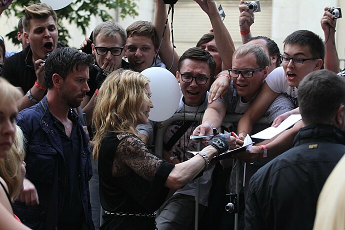 Певица Мадонна плюнула в фанатов и вылила на них пиво